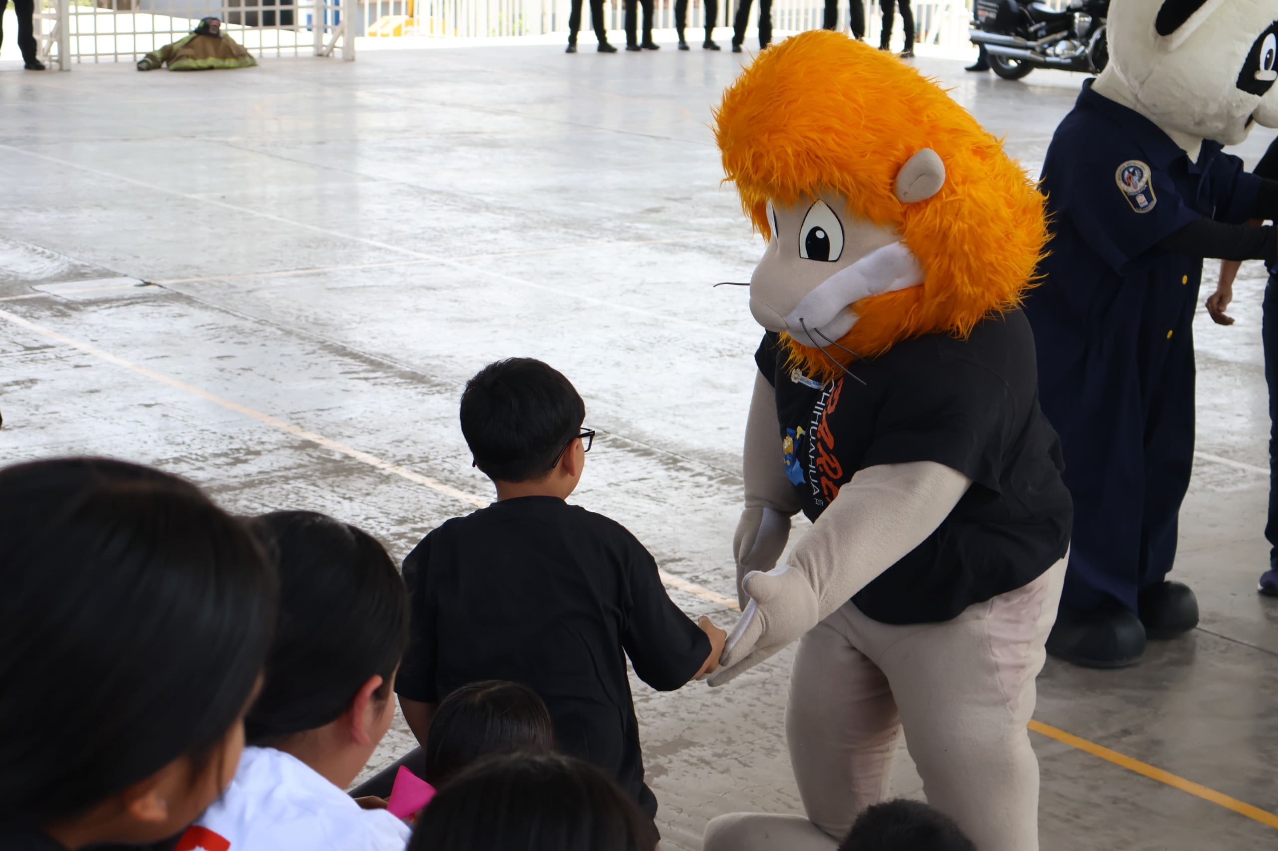 Niños de primaria reciben instrucción DARE por parte de policías sobre drogas, buillying y violencia