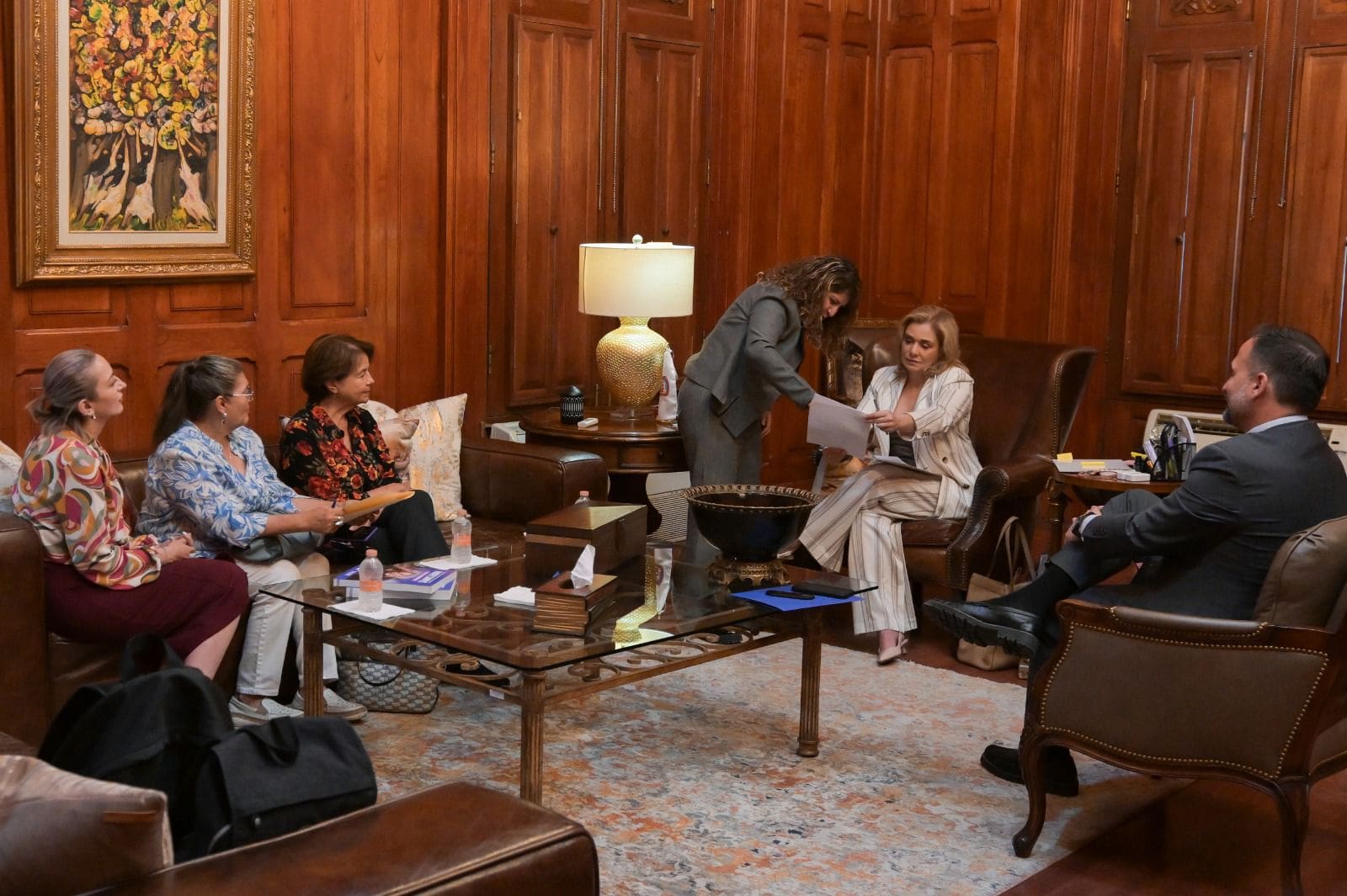 Gobernadora dialoga con colectivos de mujeres para fortalecer políticas de igualdad
