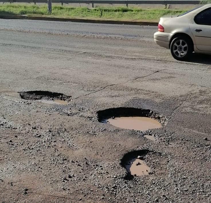 Llena de baches la vialidad los Nogales