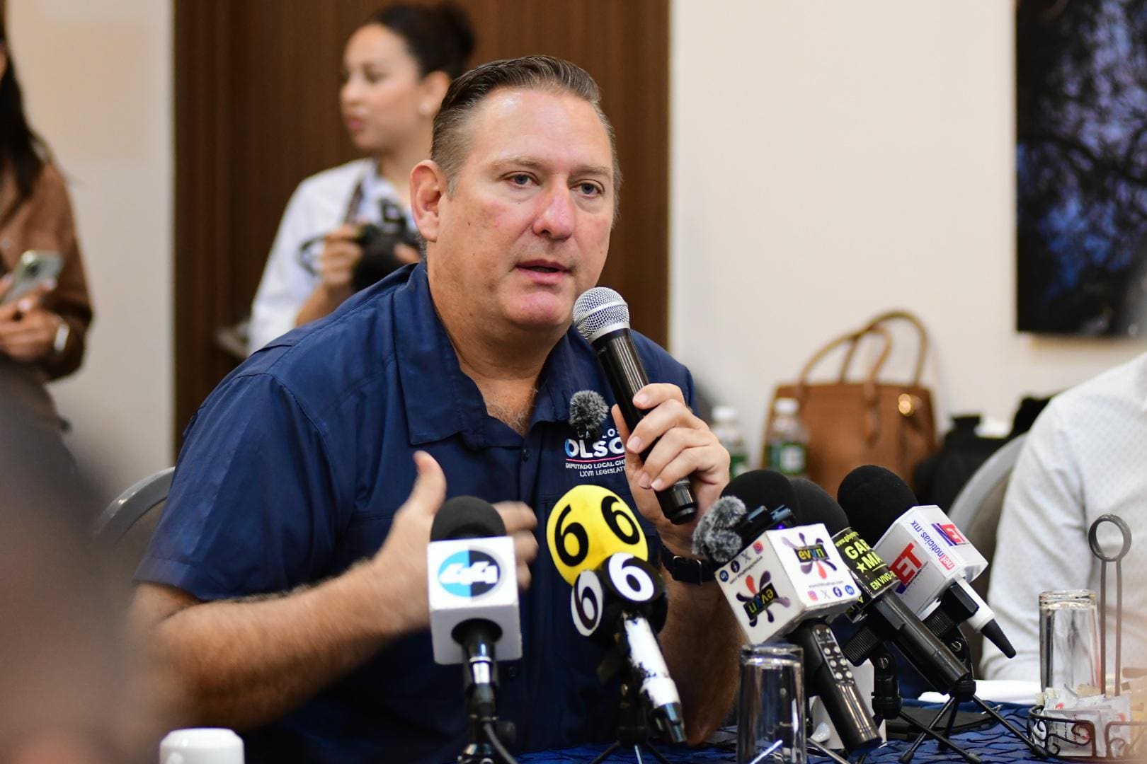 Propondrá Olson prohibir uso de celulares en escuelas y redes sociales a menores