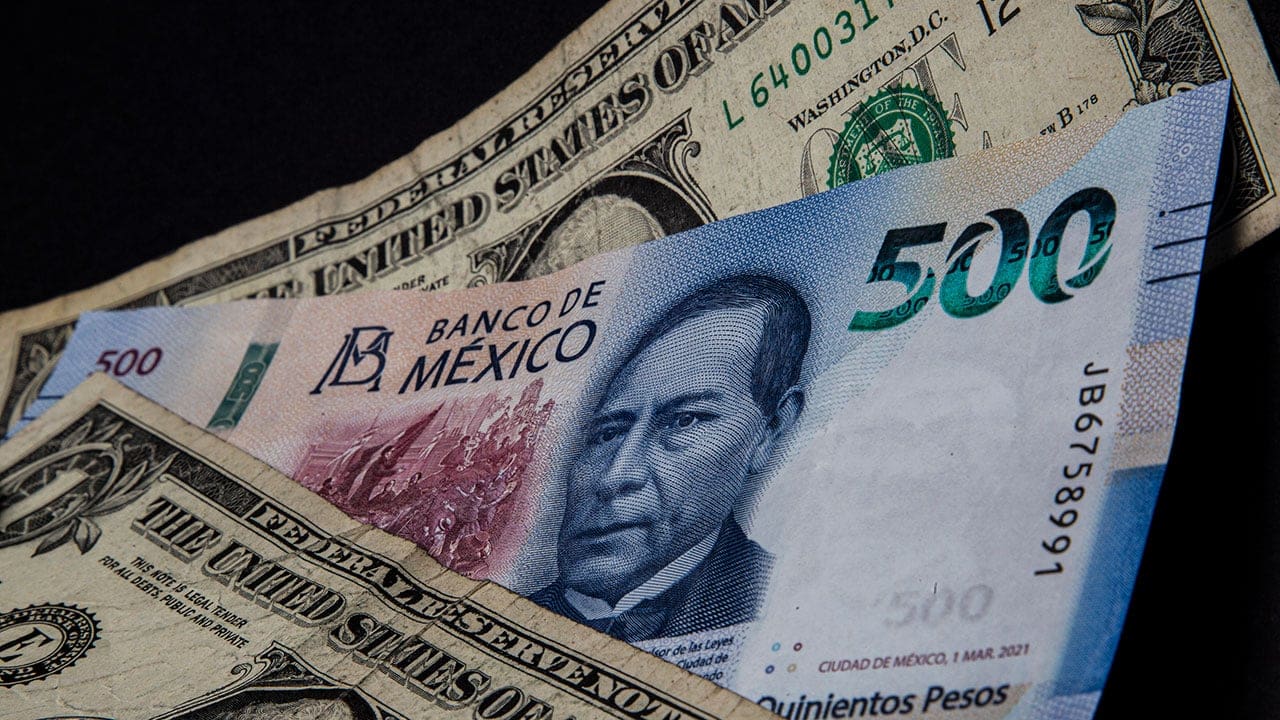 Con la amenaza de los aranceles, abre el peso mexicano en 18.66 por dólar