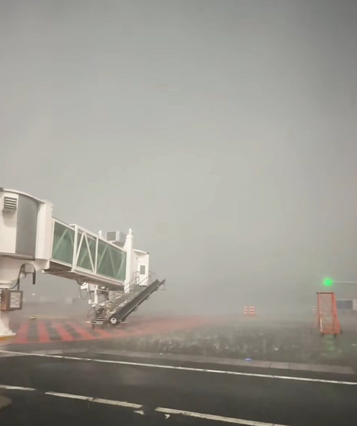 Reabren Aeropuerto de la Ciudad de México tras colapso por lluvias