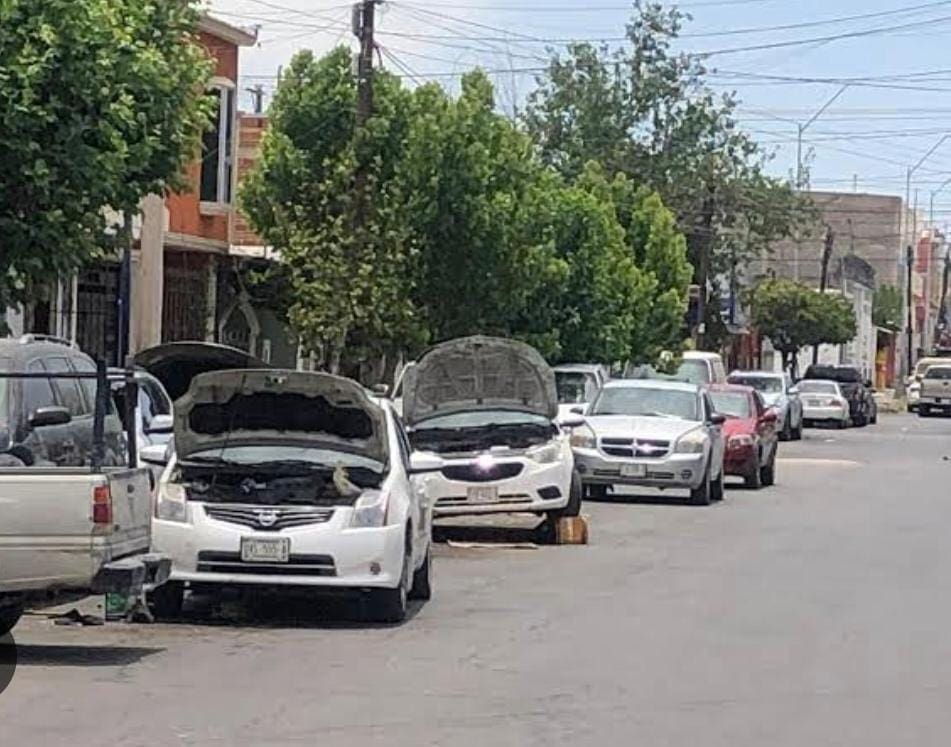 Denuncian taller mecánico que ensucia calles y banqueta