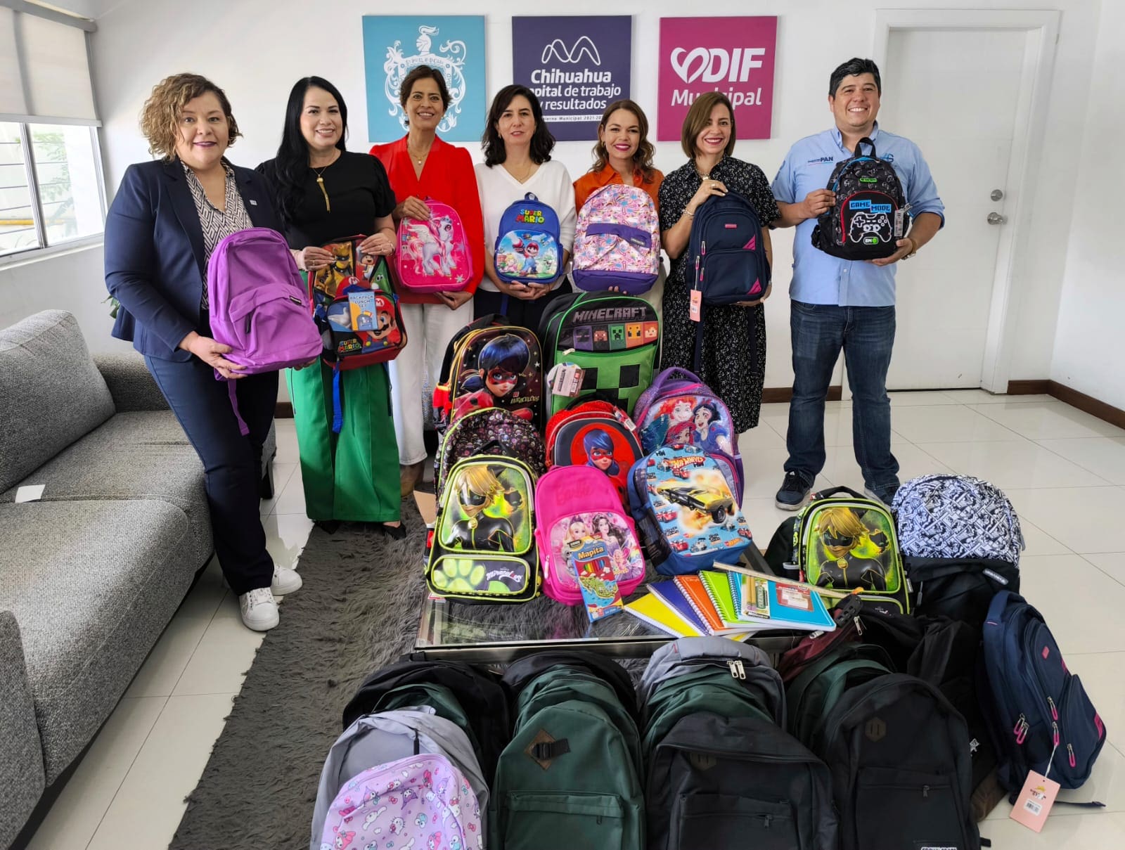 Regidores del PAN cumplen con el reto, al entregar mochilas escolares
