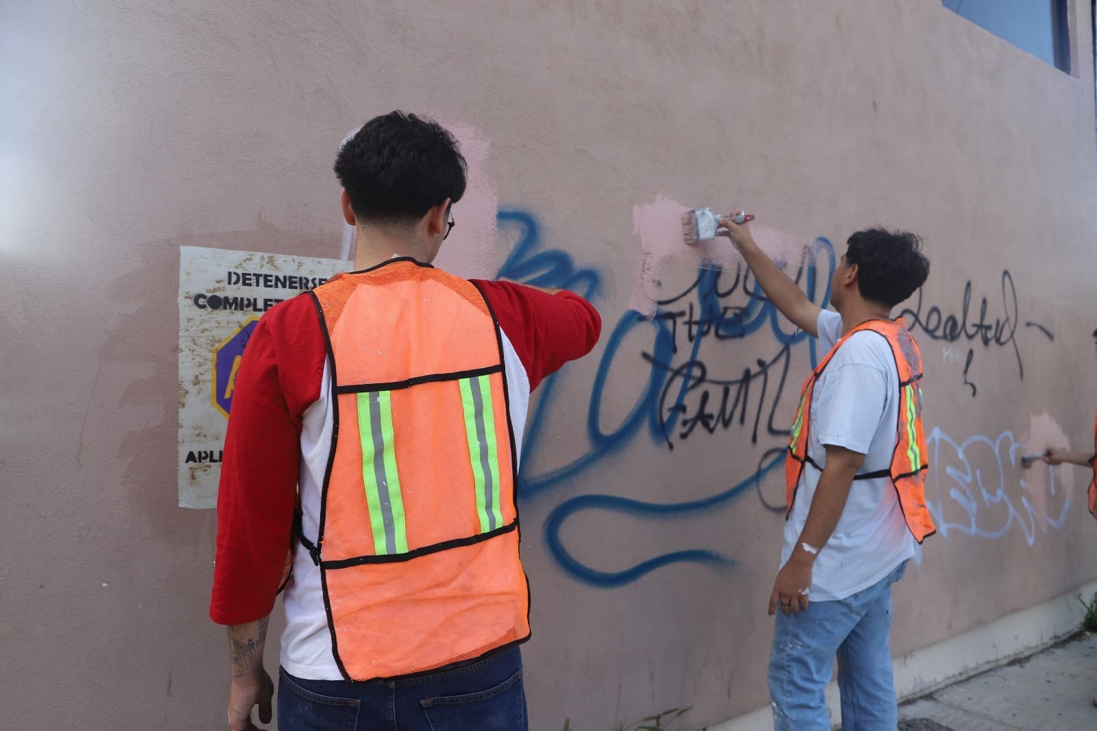 Ponen a menores infractores a limpiar grafitti