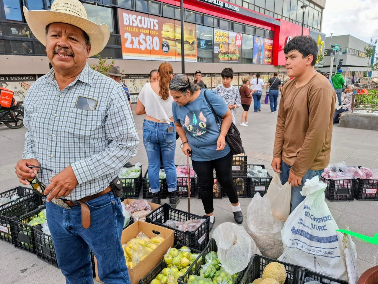 Continúa la venta de frutas y verduras, casi frente al palacio municipal