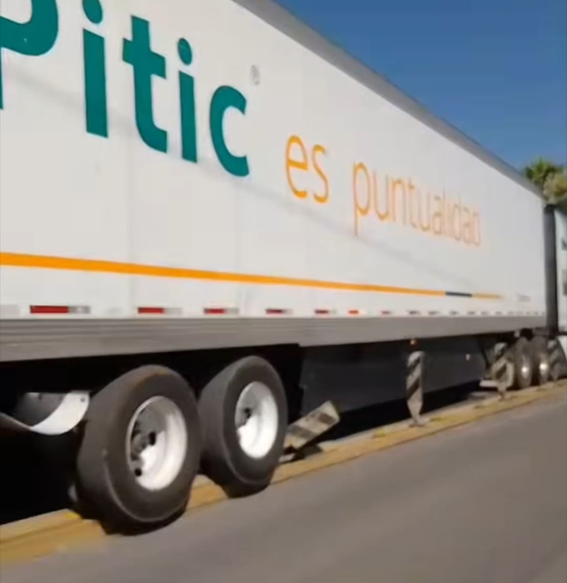 Así quedó el carril de Bowí tras paso de tráiler; lo multan 