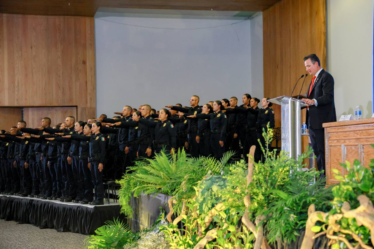 Gradúa Alcalde a segunda generación de cadetes de esta administración; son 102 policías y 27 bomberos