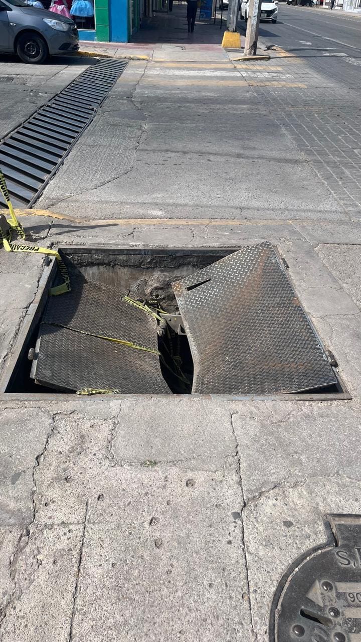 ¡Cuidado! Reportan tapa de alcantarilla en mal estado
