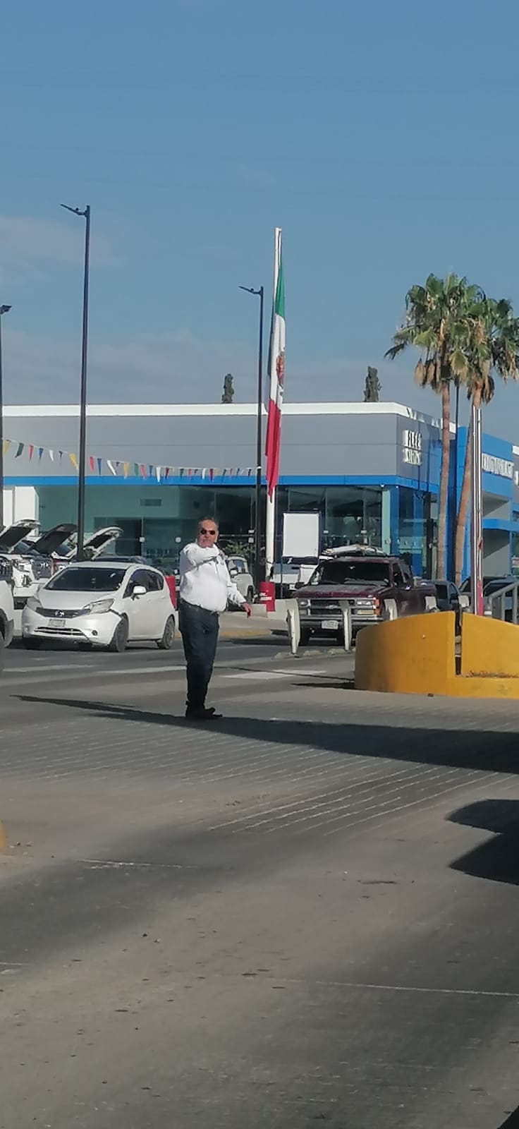 Ciudadano la hace de transito por falla en semáforo