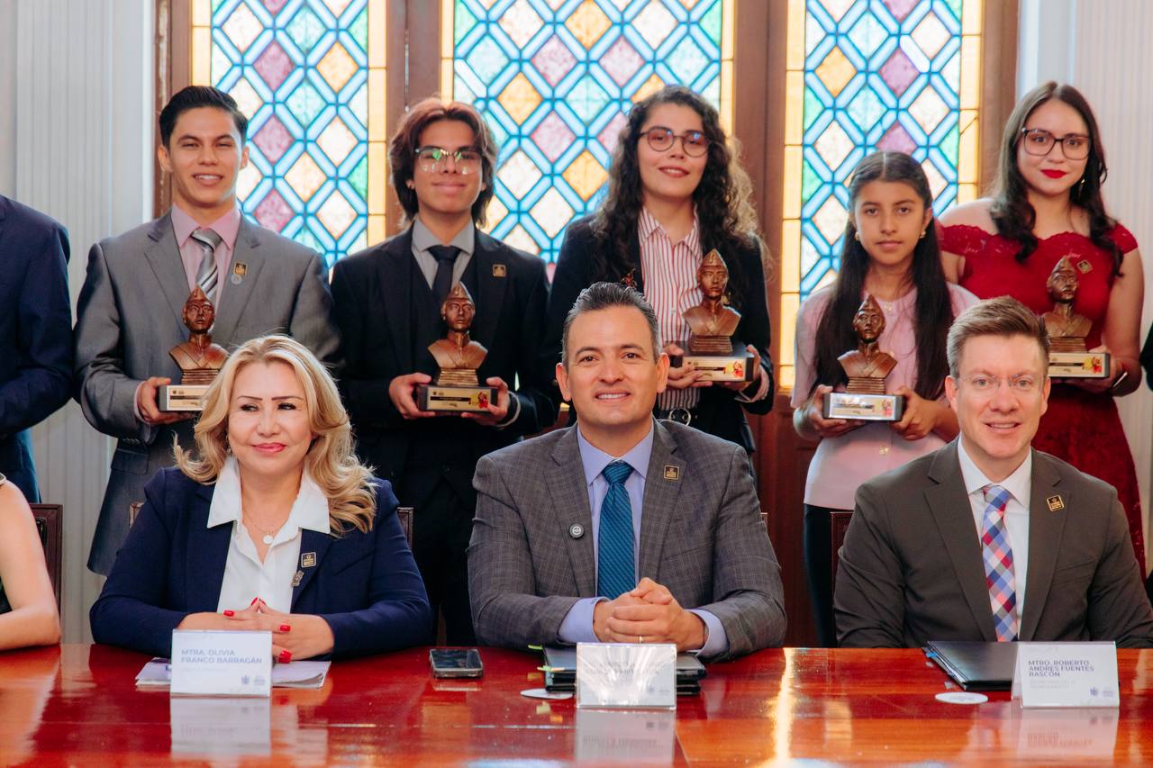 Entregan el premio Agustín Melgar a 11 jóvenes por su labor social