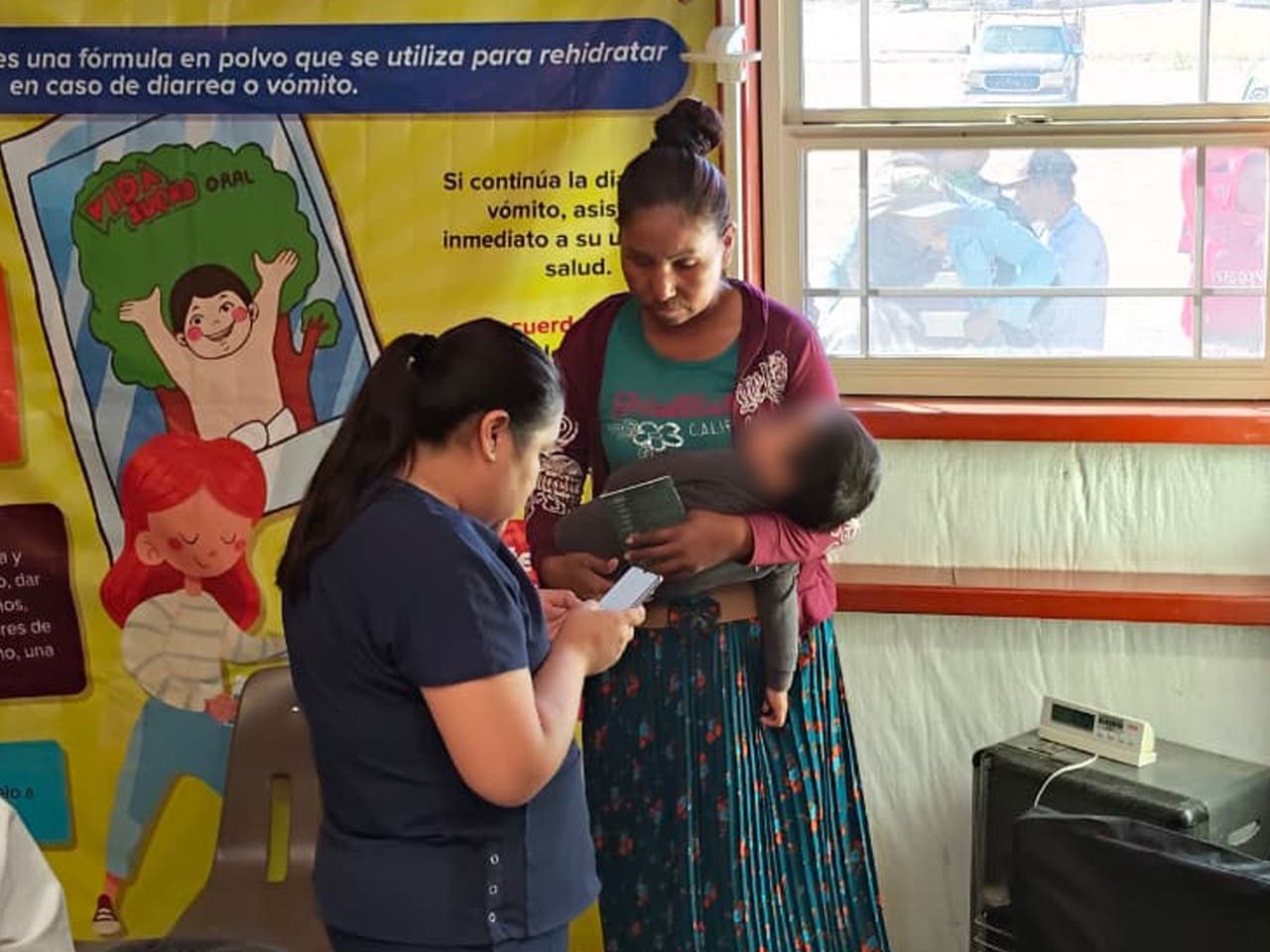 Redoblan vacunación y entregan apoyos alimentarios en comunidad de Ojinaga