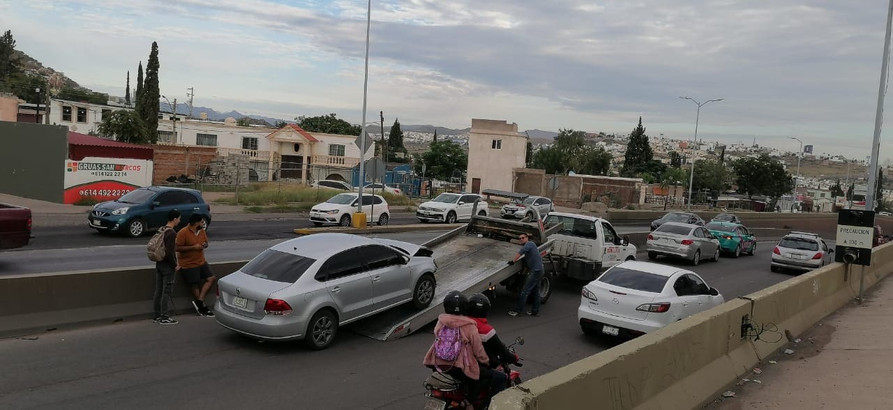 Choque genera caos vehicular sobre Periférico de la Juventud