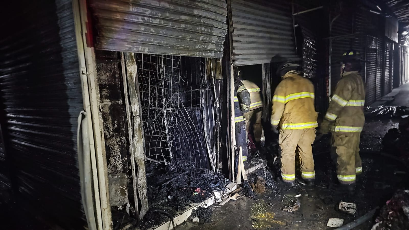 Se queman 5 locales comerciales de El Pasito