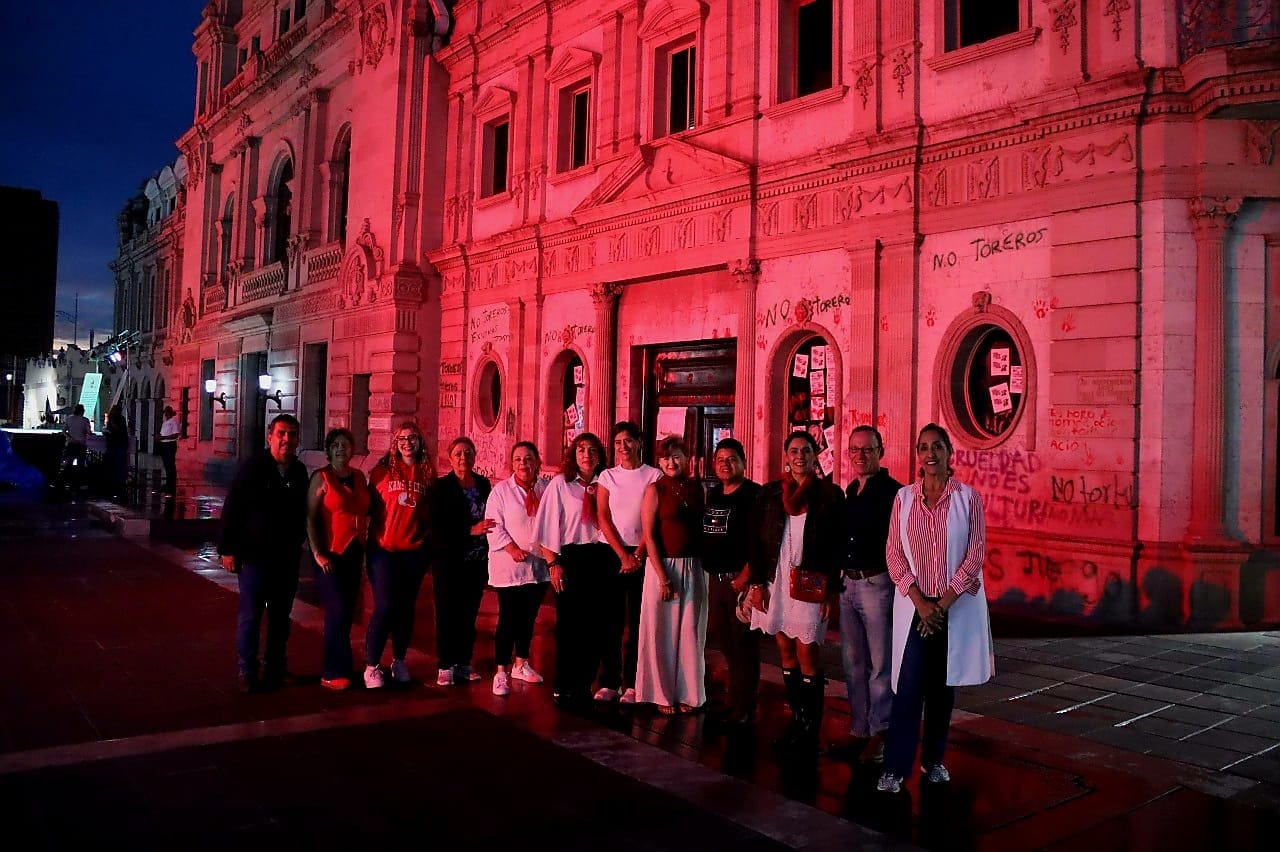 Se ilumina de rojo la Presidencia Municipal por día del Mieloma Múltiple