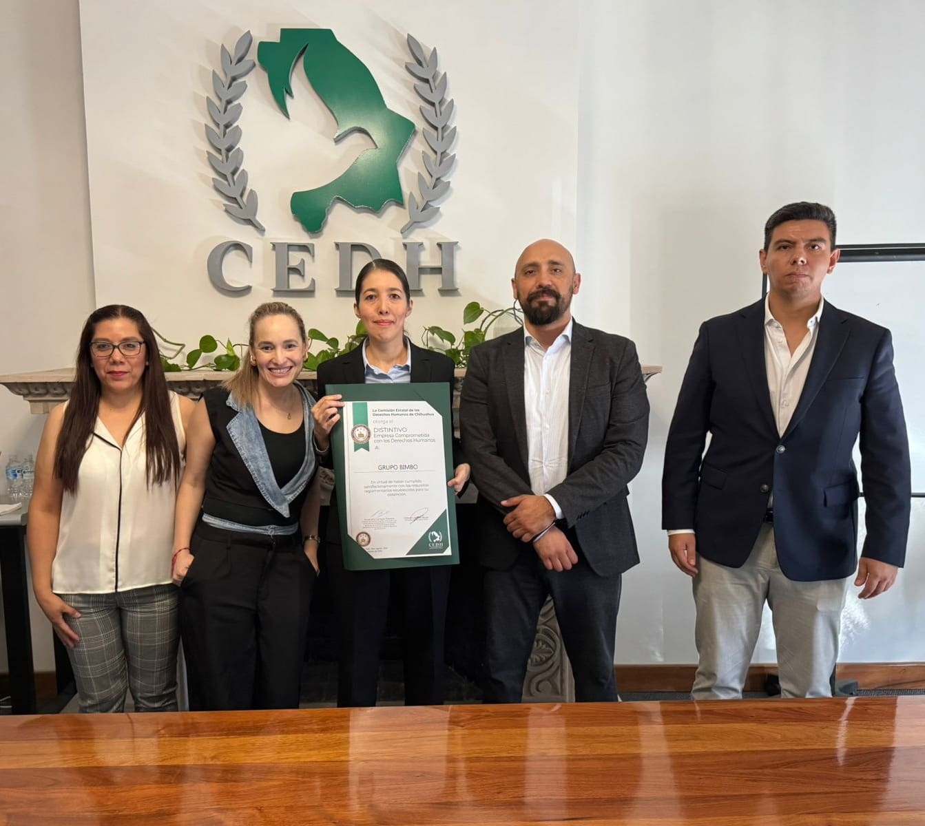 Entrega la CEDH el distintivo empresa comprometida con los derechos humanos