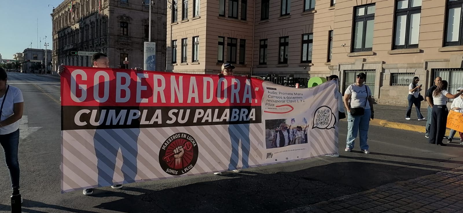 Maestros cierran calles del centro