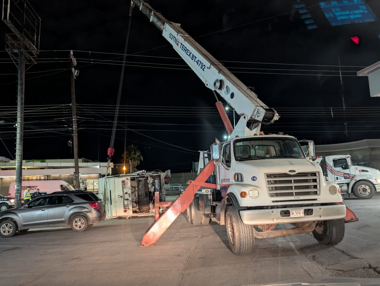 Vuelca camión recolector en traslado de grúa sobre Tecnológico