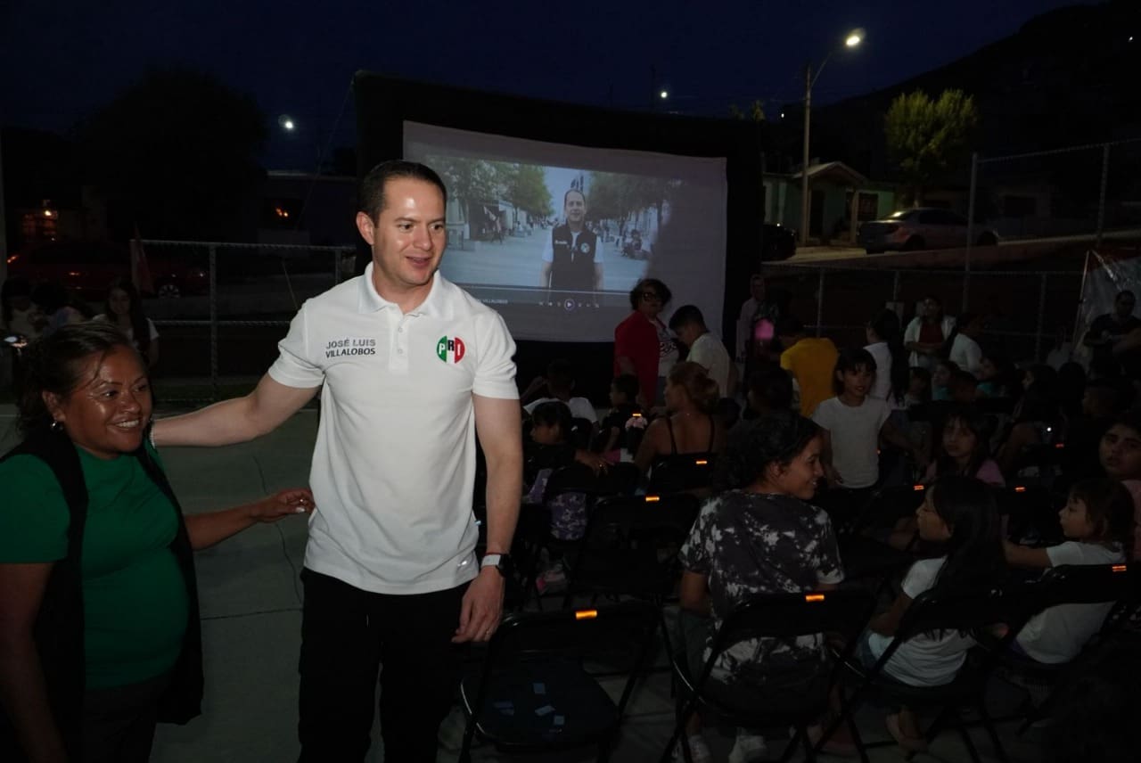 Lleva José Luis Villalobos cine a colonias del sur