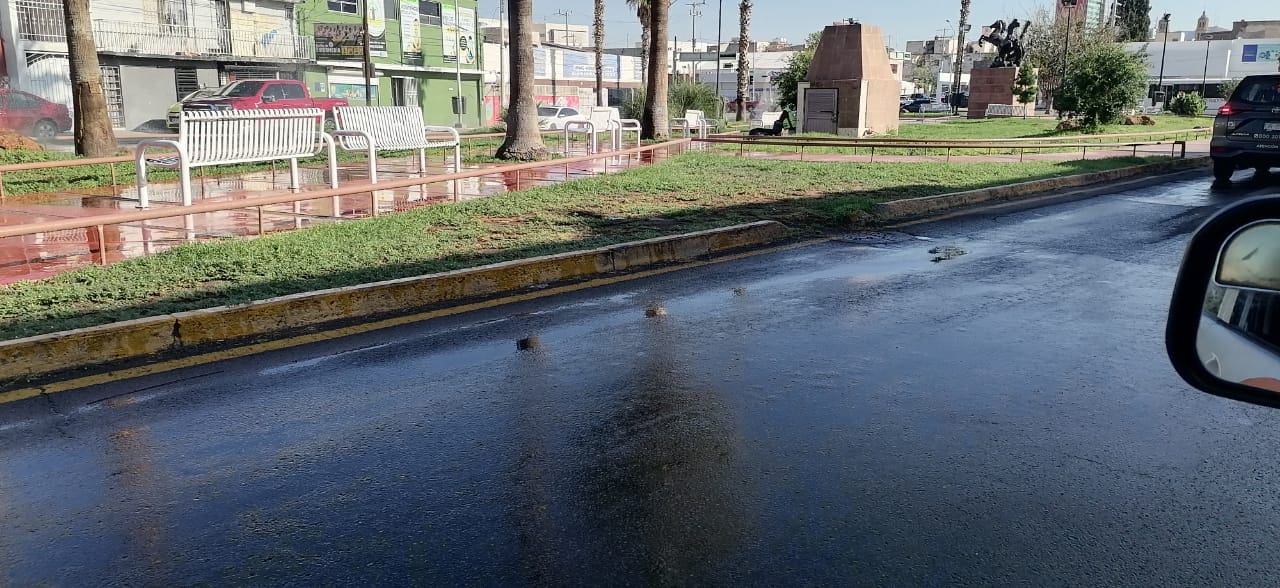 Gran desperdicio de agua sobre Parque
