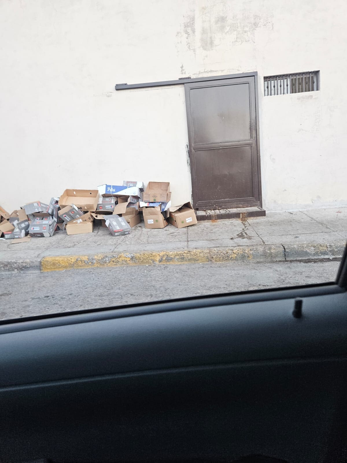 [Reporte Ciudadano]  ¡Se acumula la basura en negocios de San Felipe! Camión recolector no pasa
