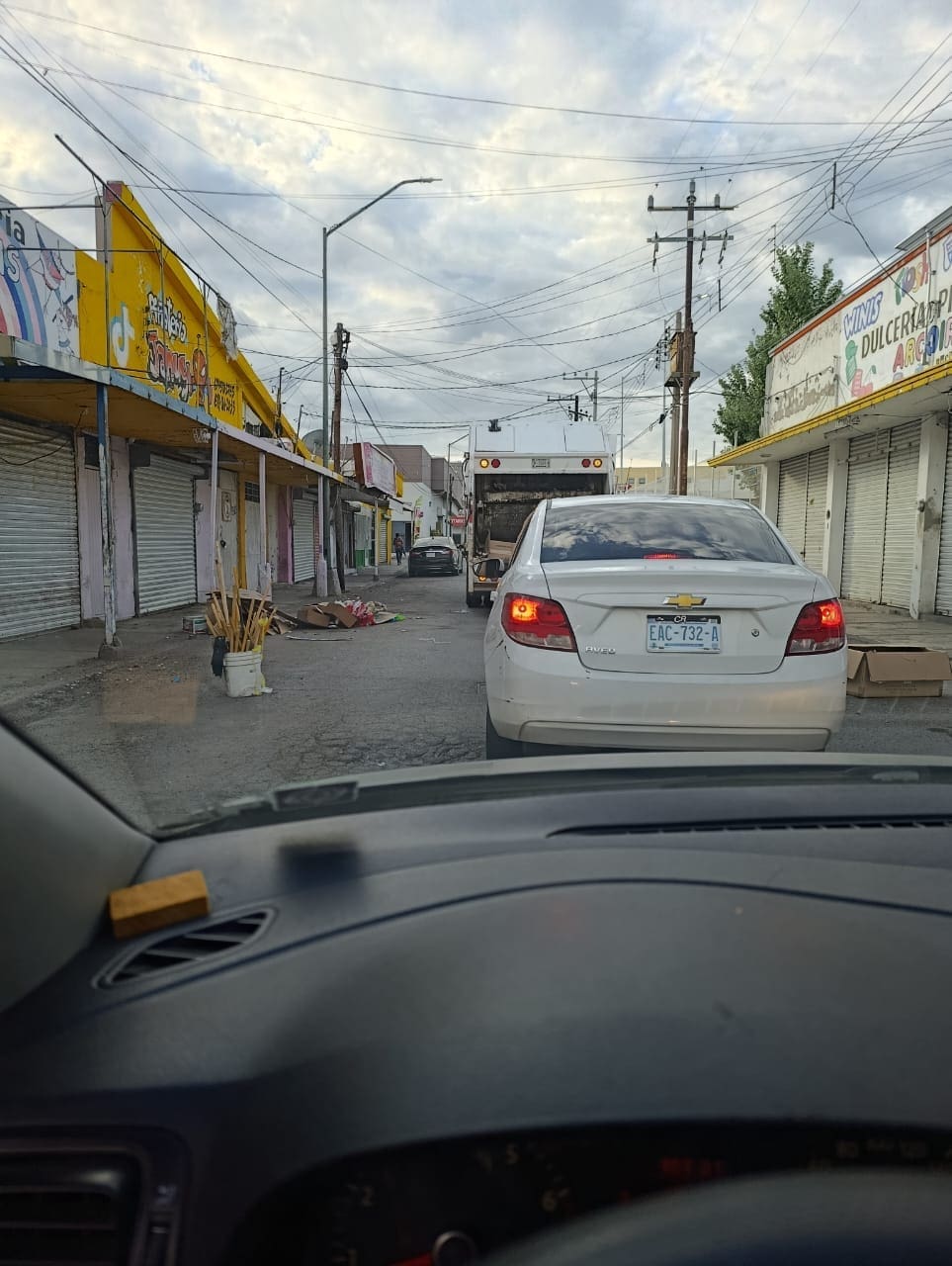[Reporte Ciudadano] Denuncian camión de basura que obstruye circulación vehicular