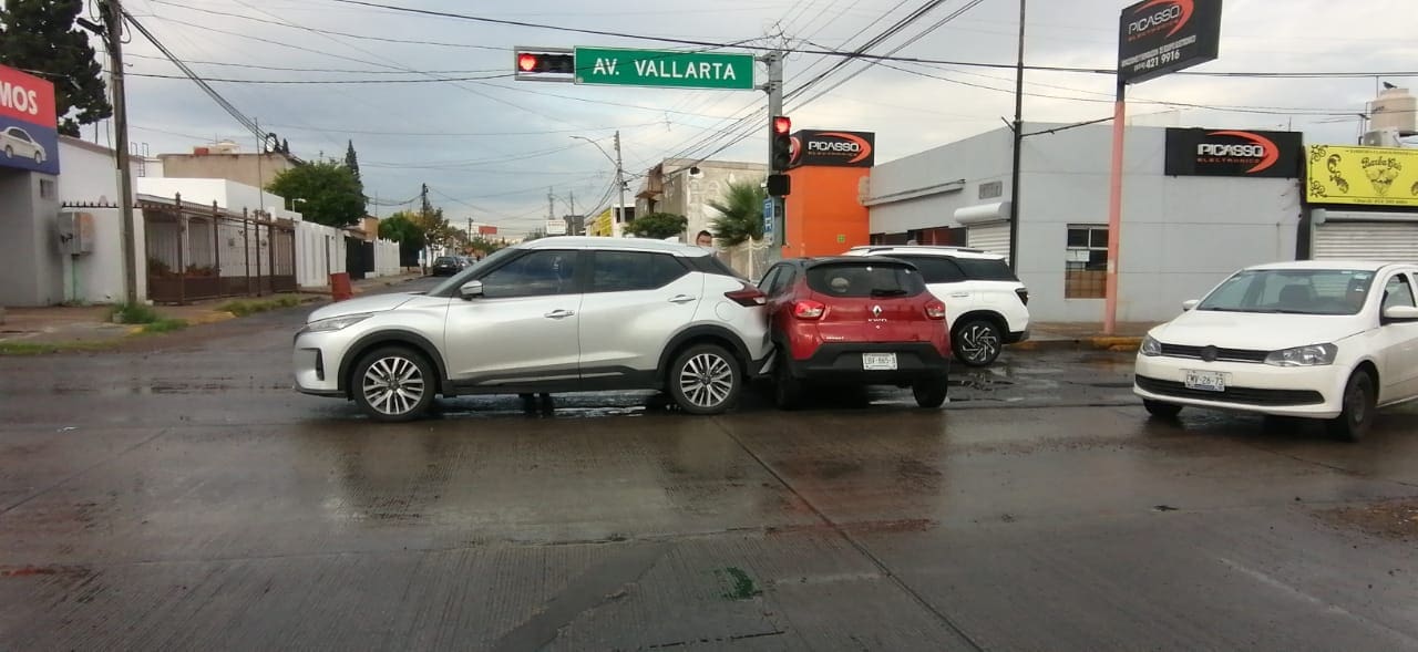 Choque en Avenida Vallarta y Fresno; tome precauciones ante lluvias