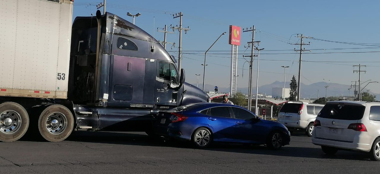 Caos vial en avenida Homero por choque de tráiler contra auto particular