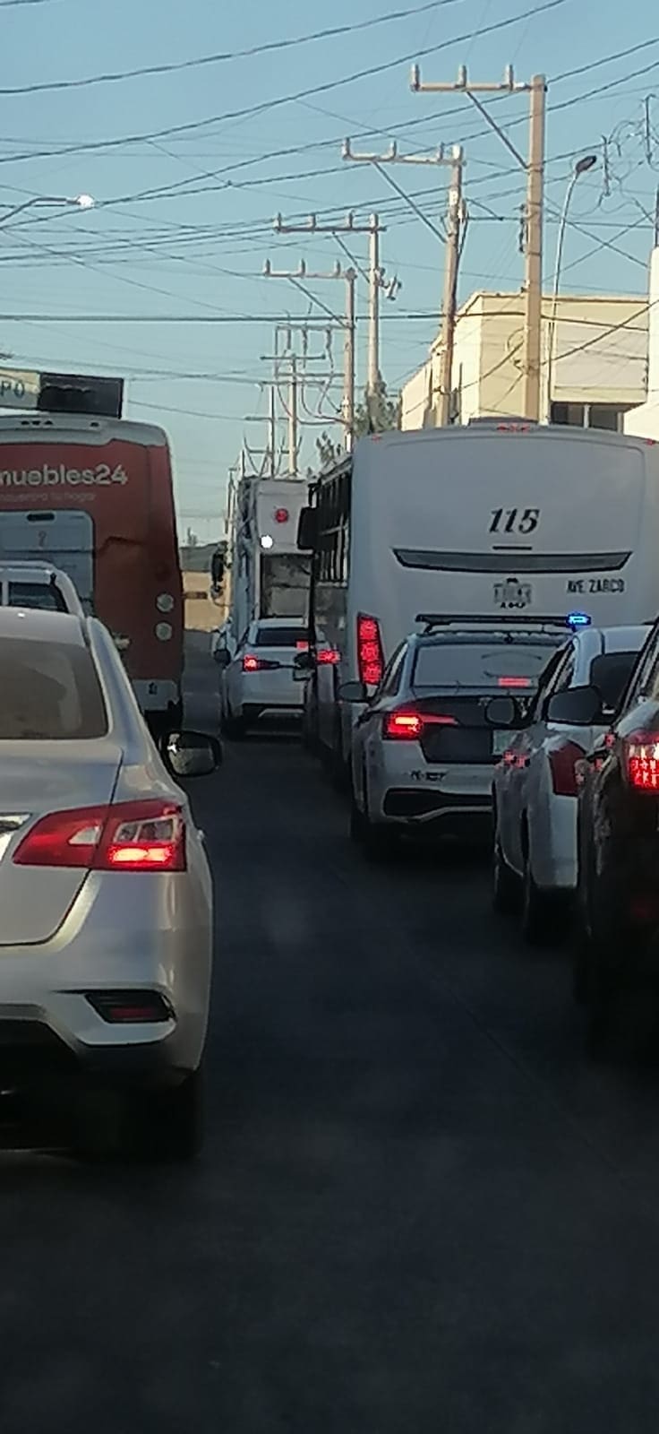 Caos vehicular por semáforos fuera de servicio en el centro