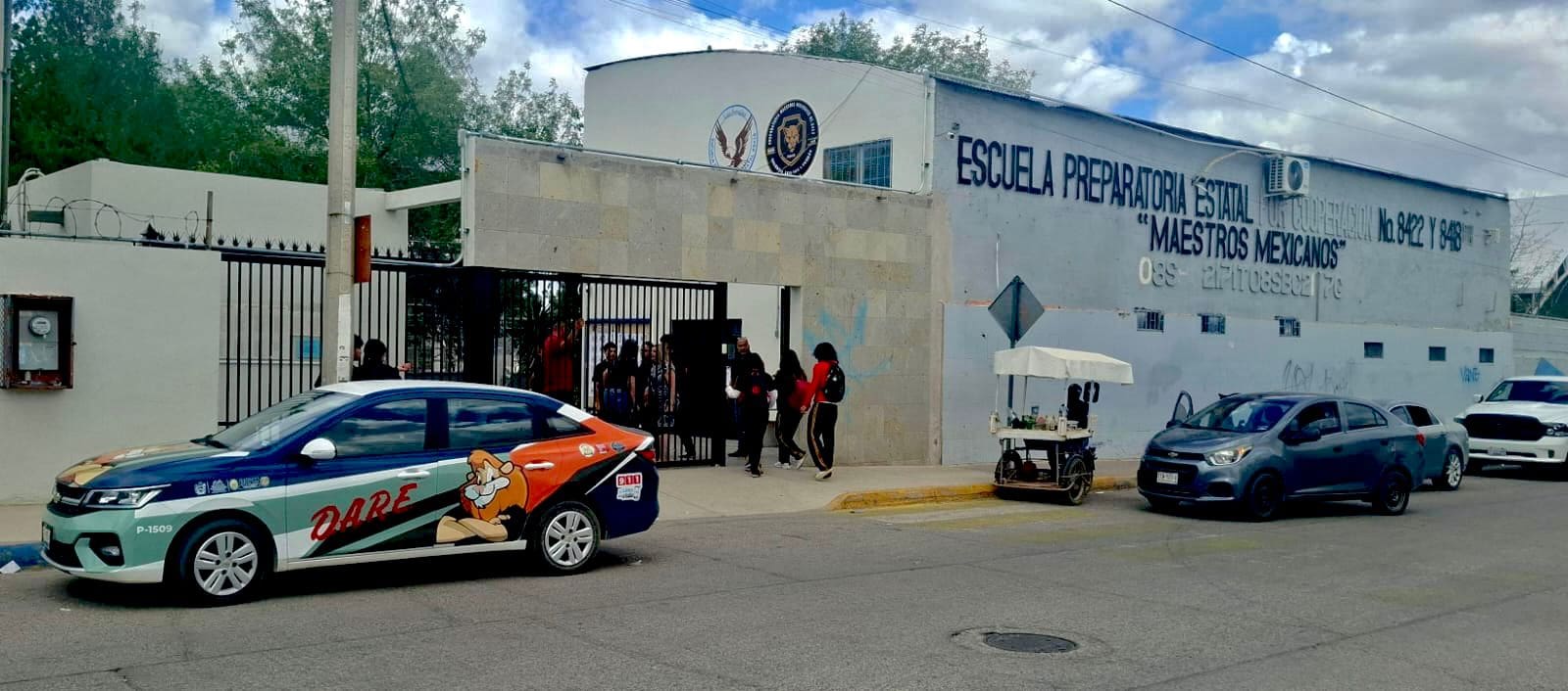 Buscan cesen los pleitos entre alumnos de la Maestros mexicanos, acuden policías DARE