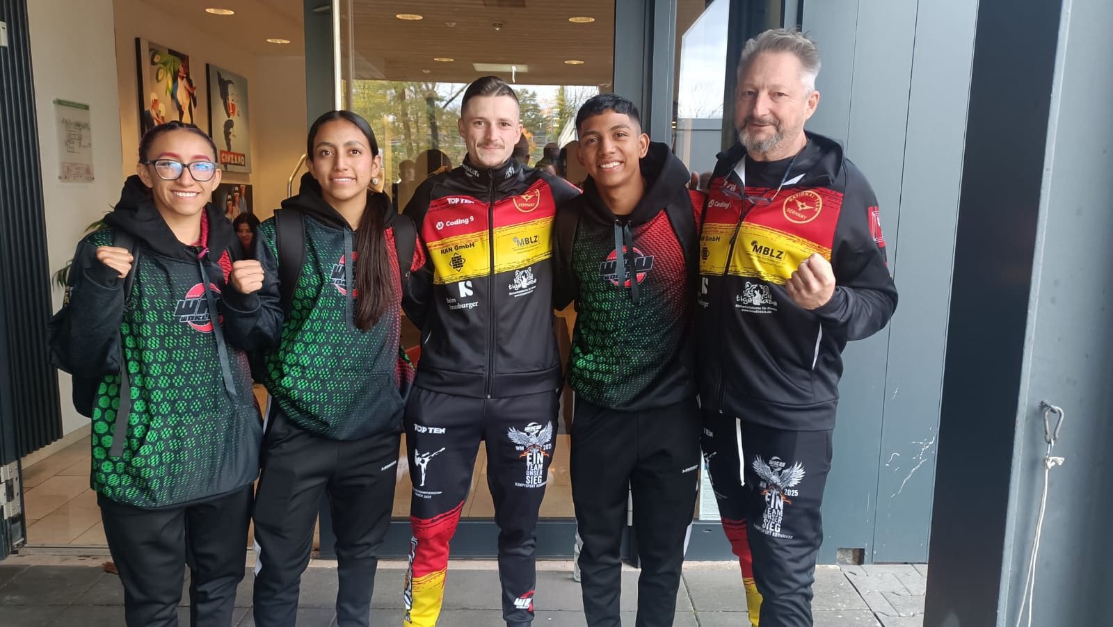 Primera prueba superada:La báscula!Karlo,Karla y Jazmín Ontiveros  ya están en Alemania para el mundial.