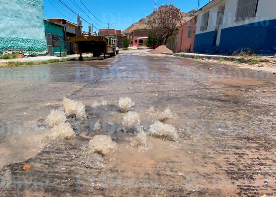 Denuncian fuga de agua potable en la Melchor Guaspe