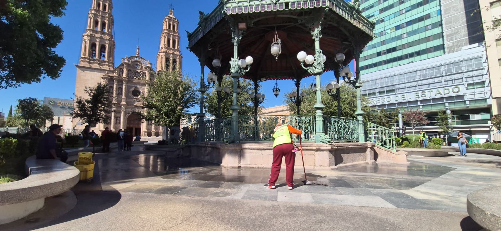Limpian diariamente la Plaza de Armas