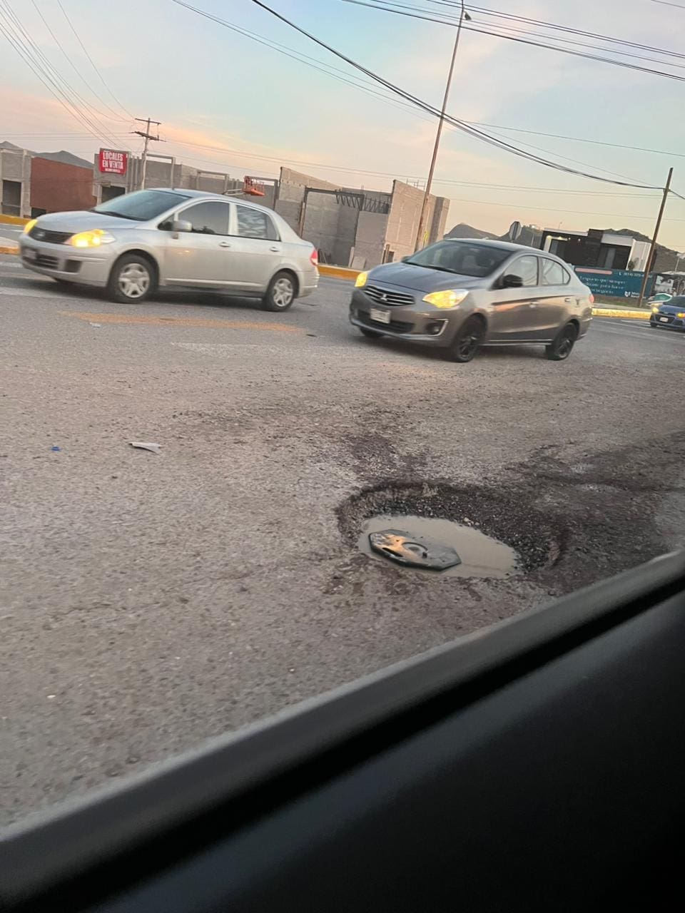 [Reporte Ciudadano] Automovilistas piden atención urgente por “mega bache”
