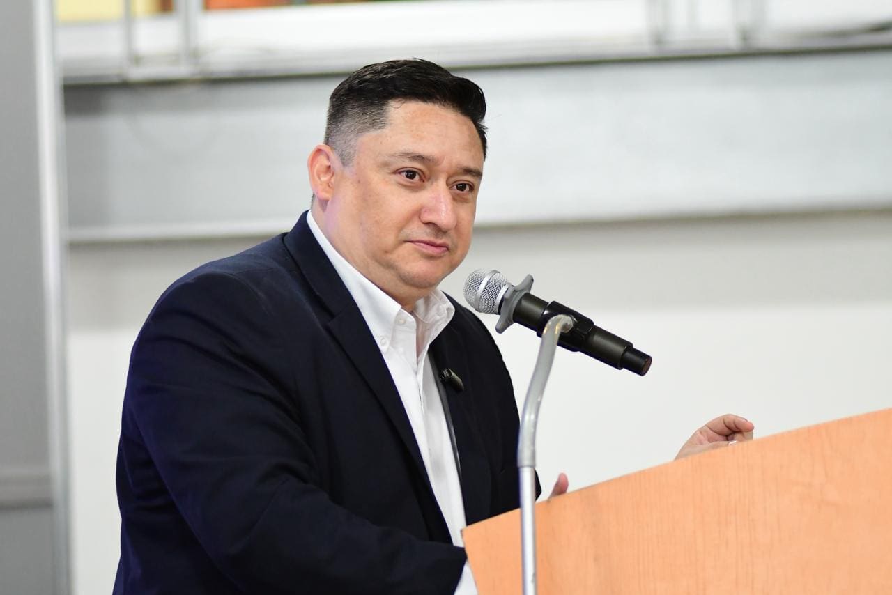 Impulsa Alfredo Chávez reformas para proteger a mujeres universitarias