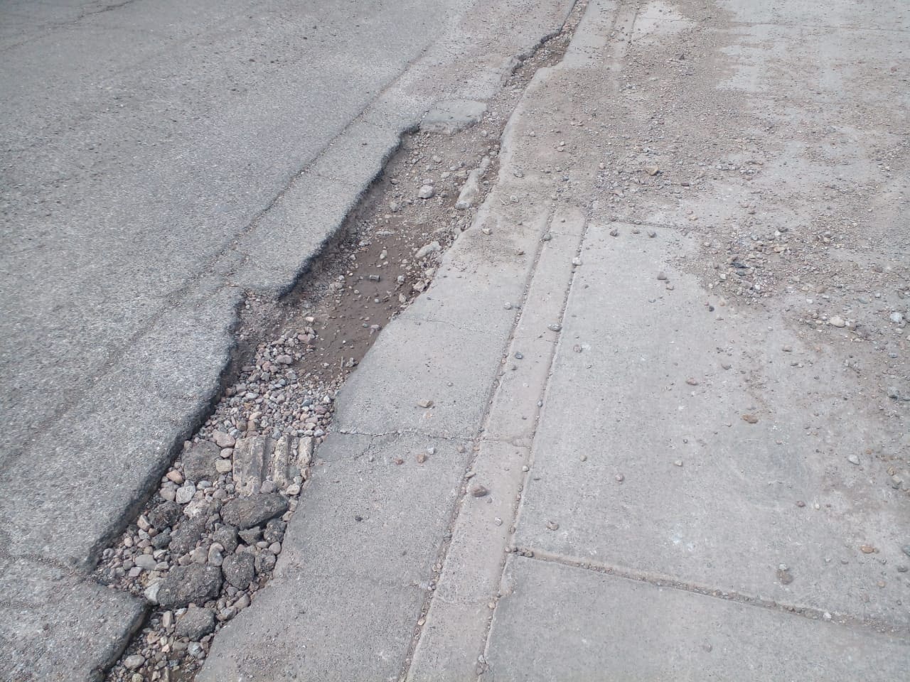 (Reporte Ciudadano): Zanja abandonada por empresa de cable pone en riesgo a vecinos en la colonia Militar