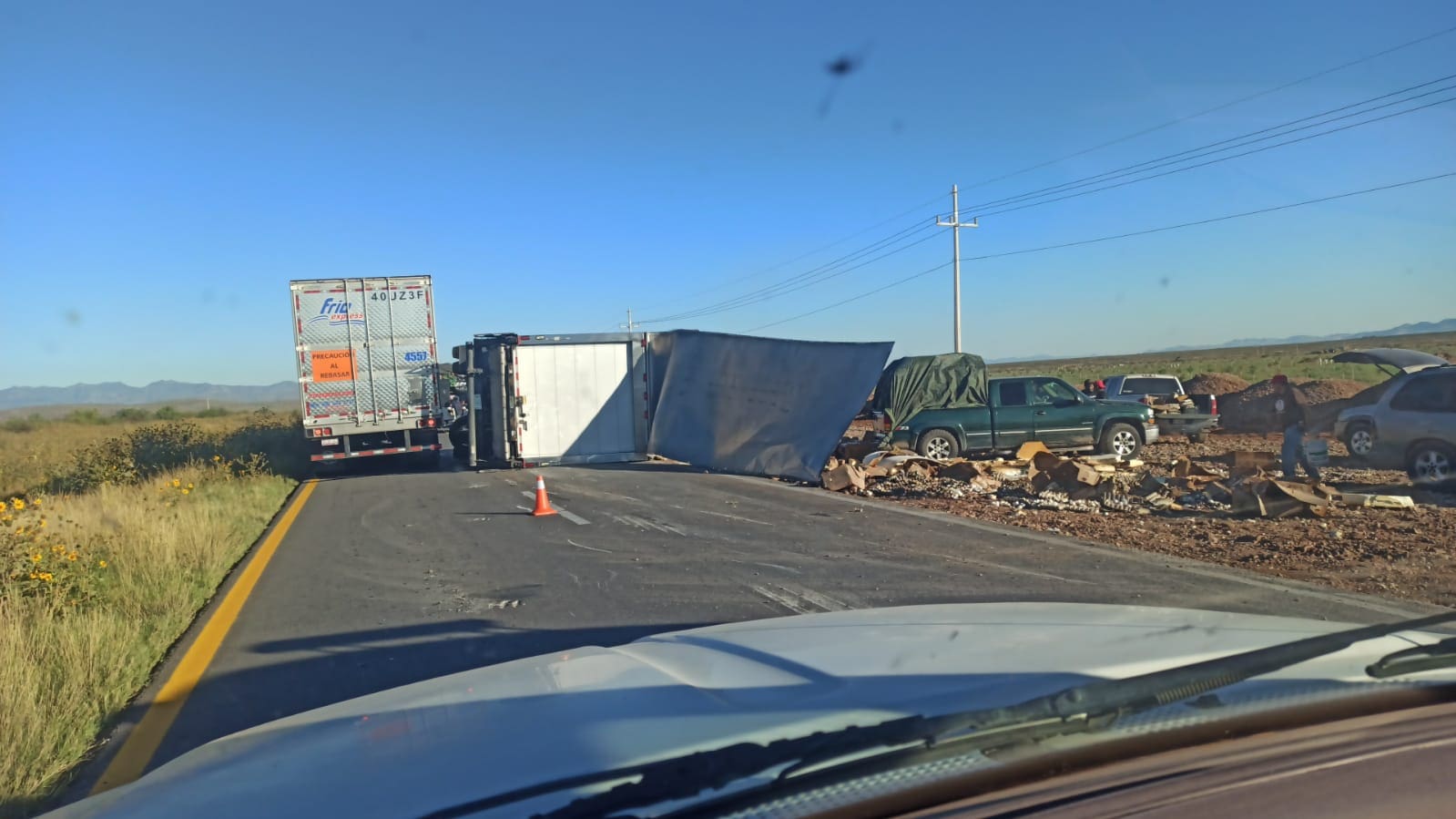 Tráiler volcado en el kilómetro 50 de la carretera a Juárez