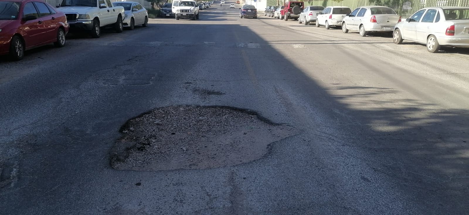 Vecinos reportan “mega bache” frente al taller municipal, sobre la calle Tamborel