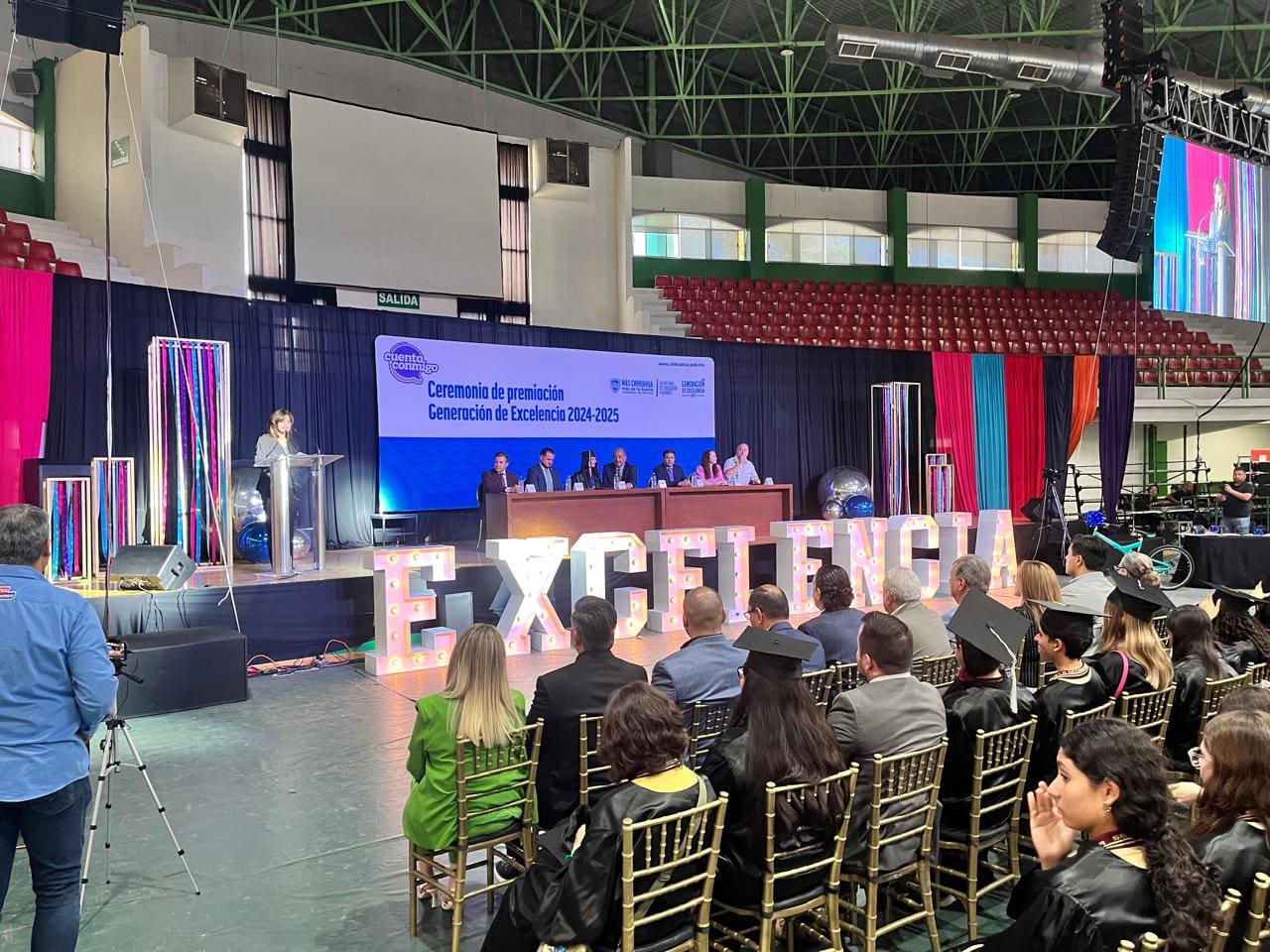 Premian a estudiantes de excelencia académica en ceremonia estatal