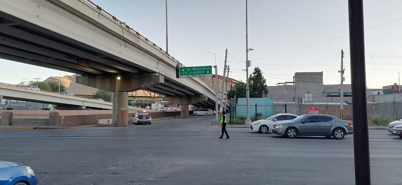 Semáforo en Pacheco y Teófilo Borunda sigue sin funcionar