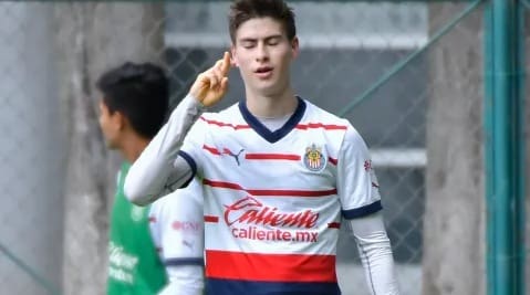 Delantero de Chivas,recibe su primer llamado a la Selección mayor.