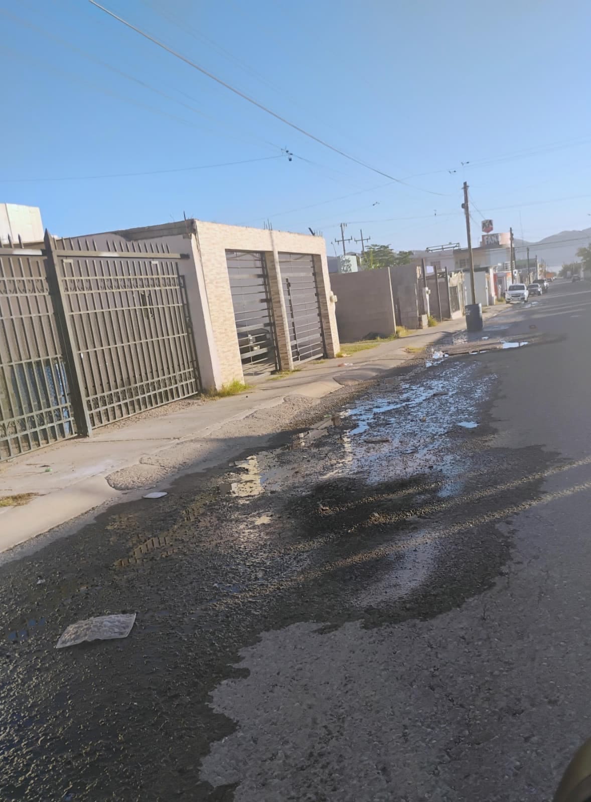 Vecinos denuncian fuga de agua en Rivera de Sacramento