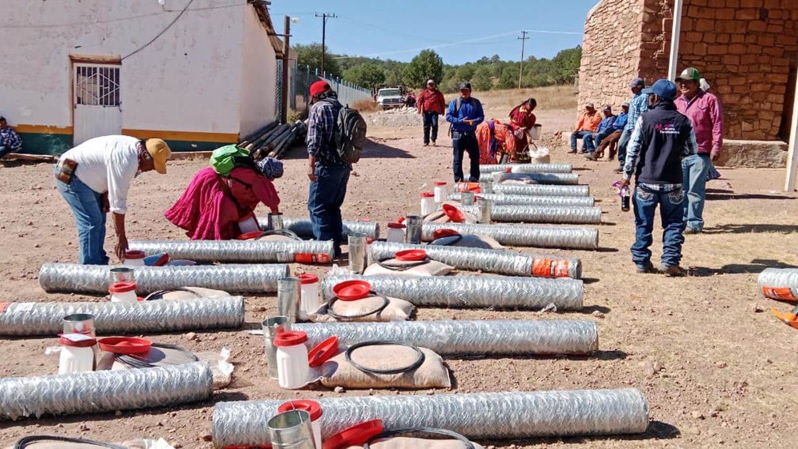 Entrega Estado apoyos alimentarios y herramientas a comunidades de Carichí
