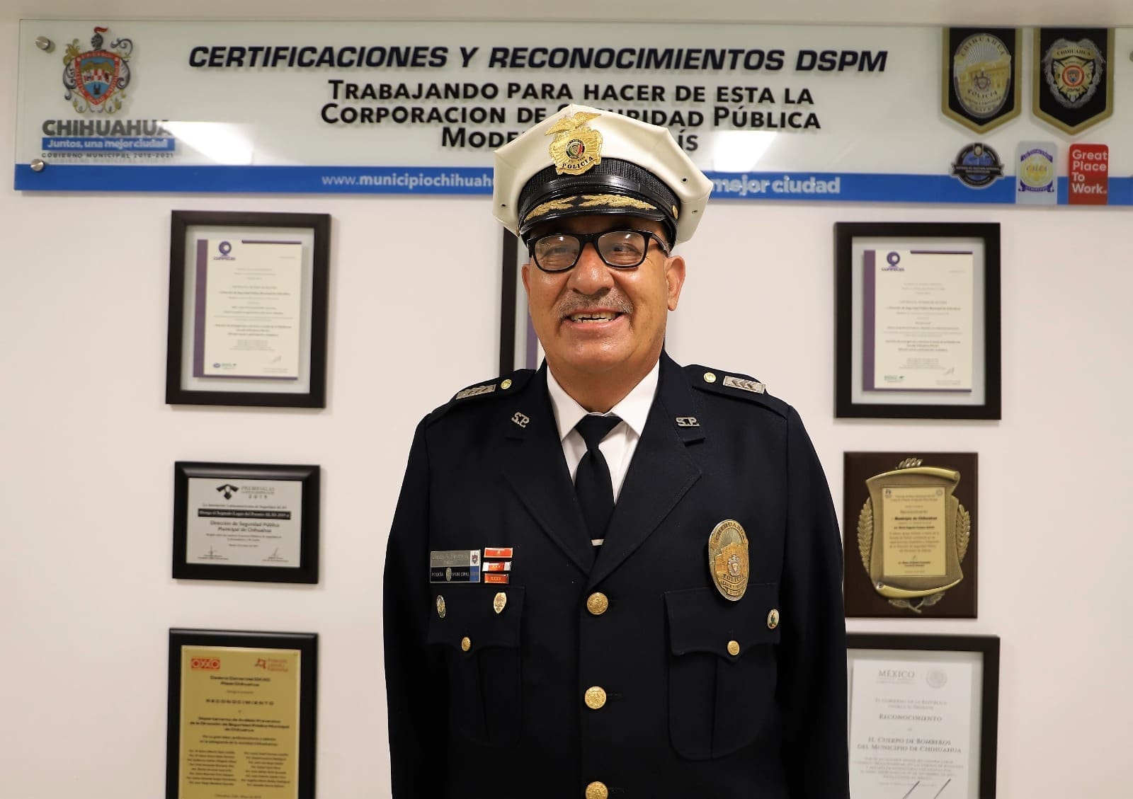 El jefe Fierro, policía con su amplia experiencia y contando, forjando jóvenes al estudio