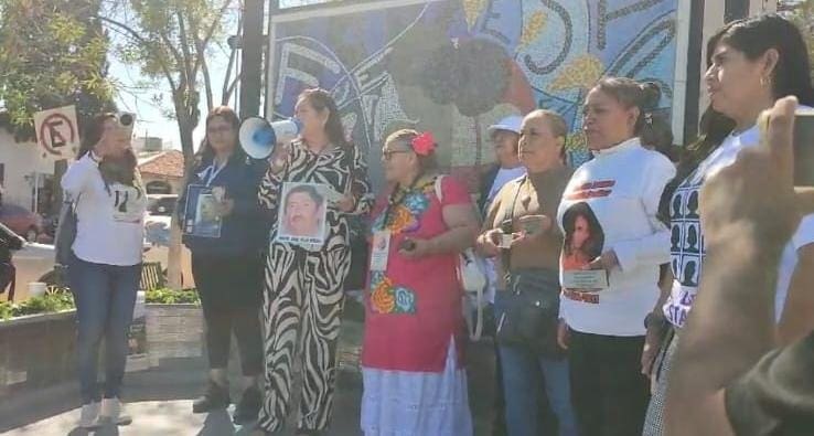 Instalan 19 nuevas placas en la Cruz de clavos por mujeres violentadas