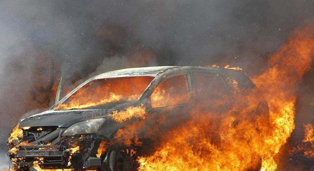 Reconocen a quien prendió fuego a automóvil en Unidad Presidentes