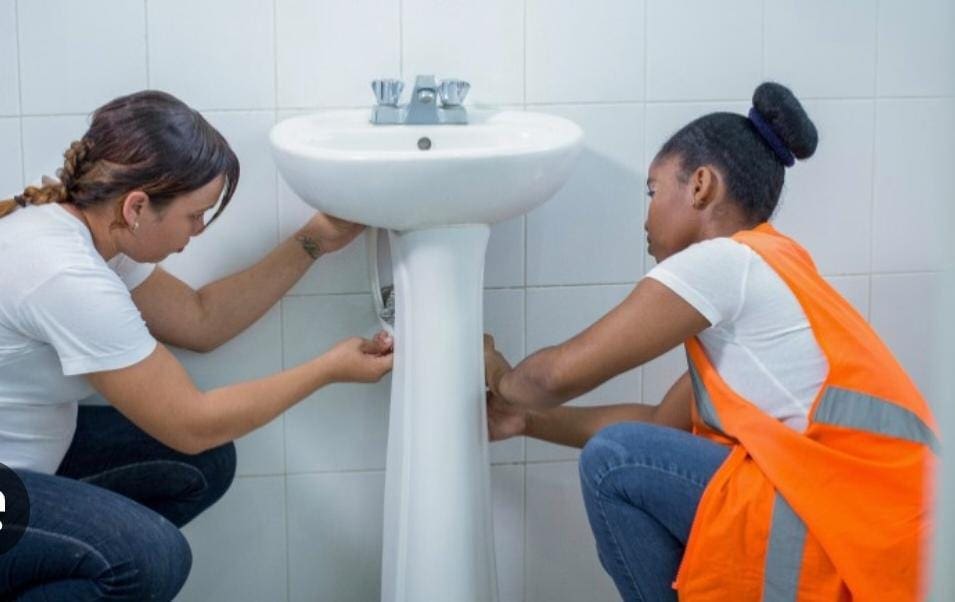 Se capacitan mujeres en Plomería, por parte de la Fiscalía estatal