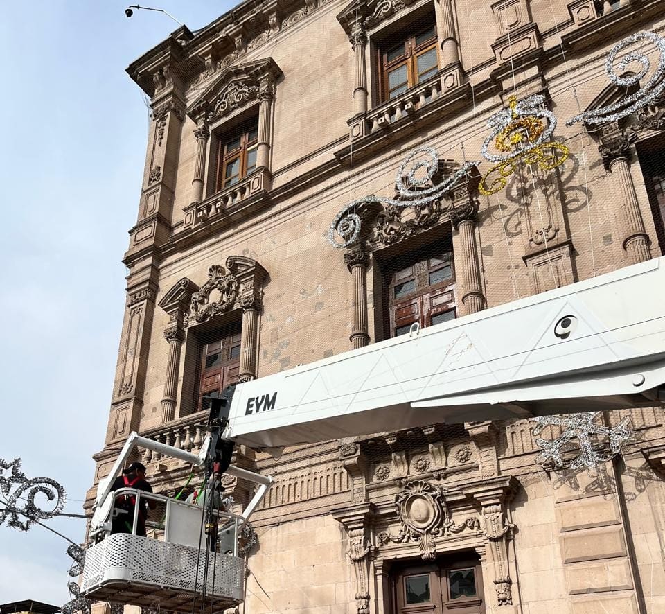 Instalan decoración navideña en Palacio de Gobierno