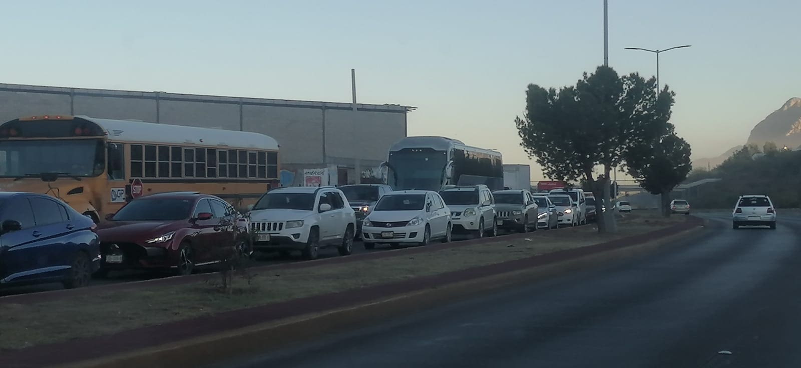 Tráfico lento esta mañana en vialidad Sacramento por desajuste en semáforos