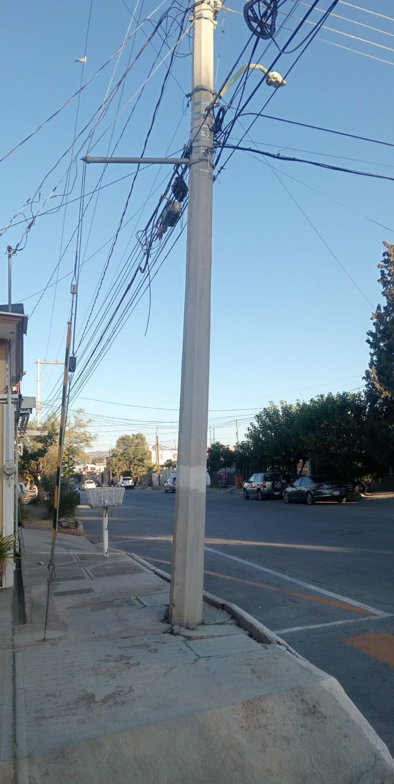 Vecinos de Villa Juárez reportan poste en riesgo frente a una guardería
